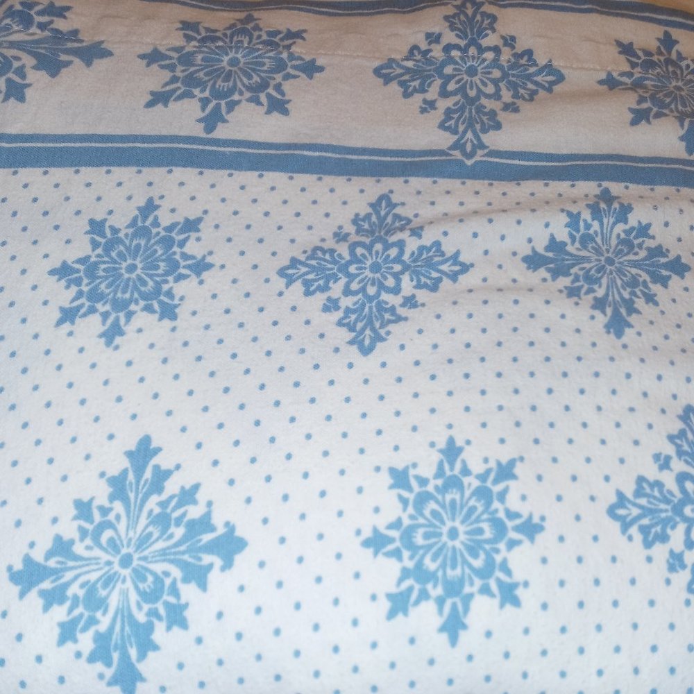 Queen flat sheet 100% cotton Flannel Notice: Some small dots & 1 part stitching